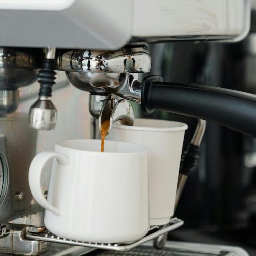 Apa Sih Bedanya Rasa Kopi Manual Brew dengan Coffee Machine Brew ?