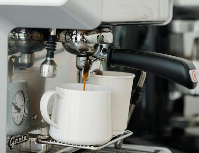 Apa Sih Bedanya Rasa Kopi Manual Brew dengan Coffee Machine Brew ?