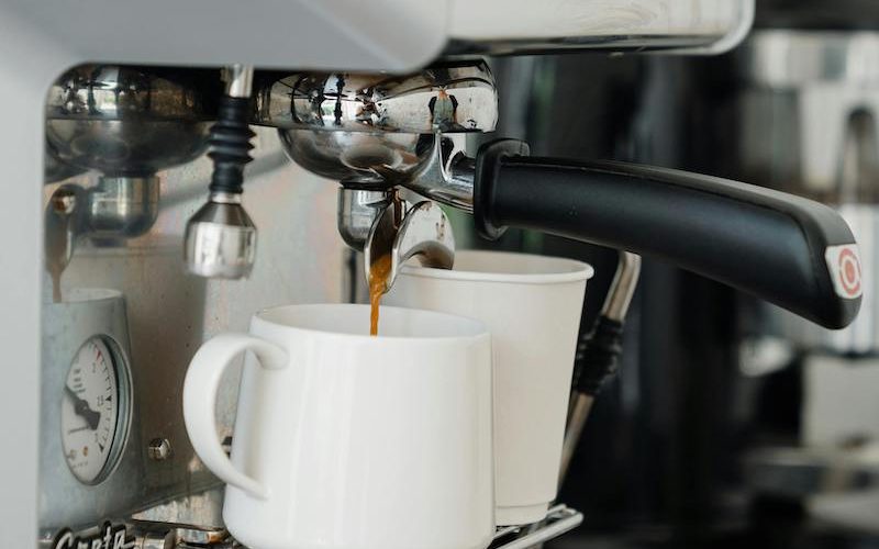 Apa Sih Bedanya Rasa Kopi Manual Brew dengan Coffee Machine Brew ?