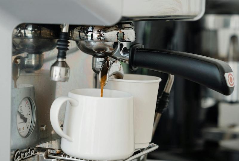 Apa Sih Bedanya Rasa Kopi Manual Brew dengan Coffee Machine Brew ?